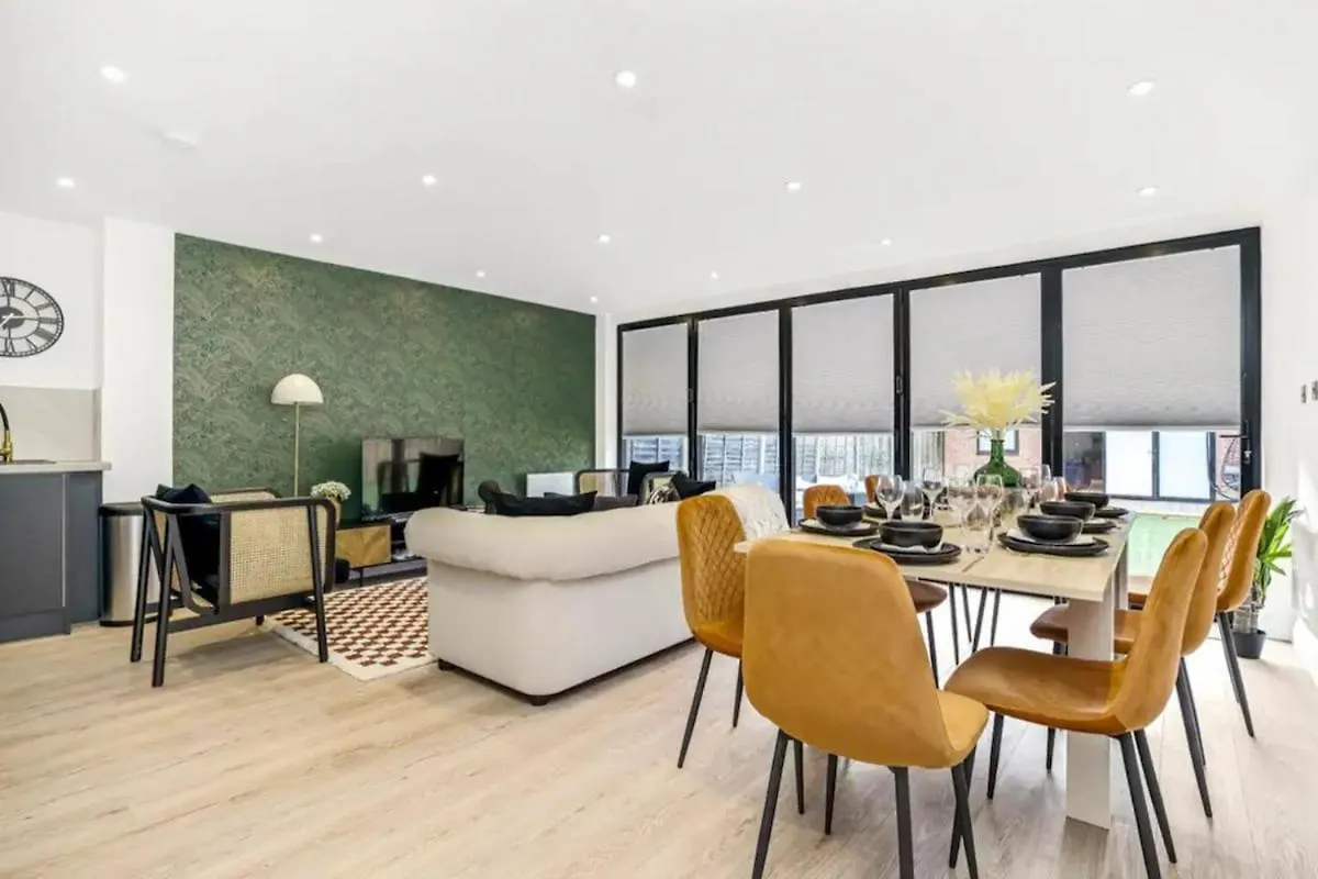 Spacious 4-Bed App Near Heathrow, Sleeps 10 Cowley