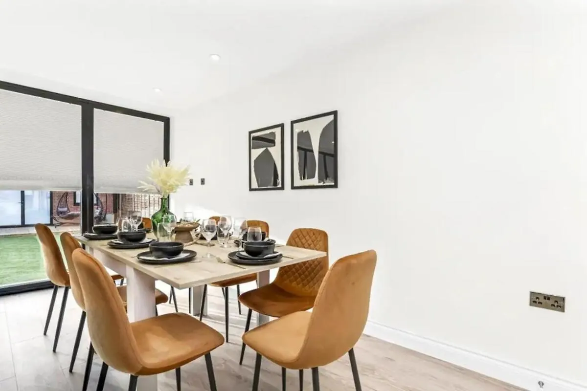 Spacious 4-Bed App Near Heathrow, Sleeps 10 Cowley  0*, Cowley (Greater London) Regno Unito