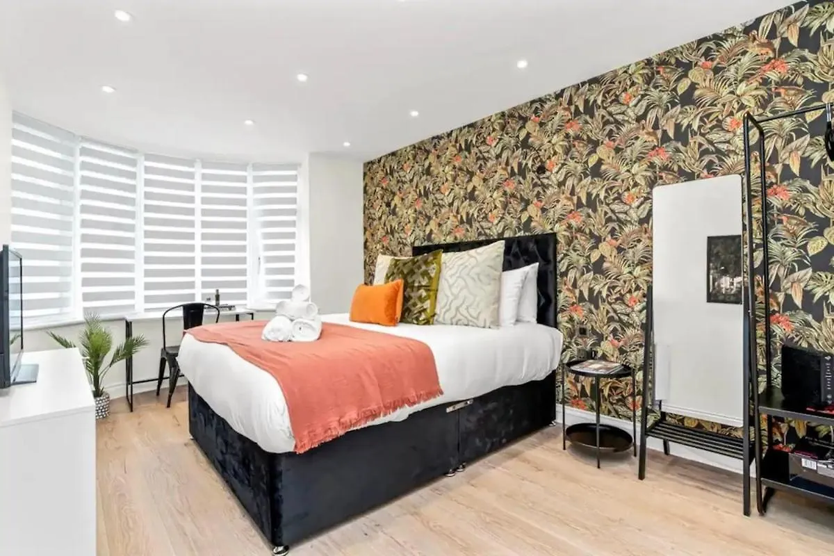 Spacious 4-Bed App Near Heathrow, Sleeps 10 Cowley  Appartamento Cowley (Greater London)