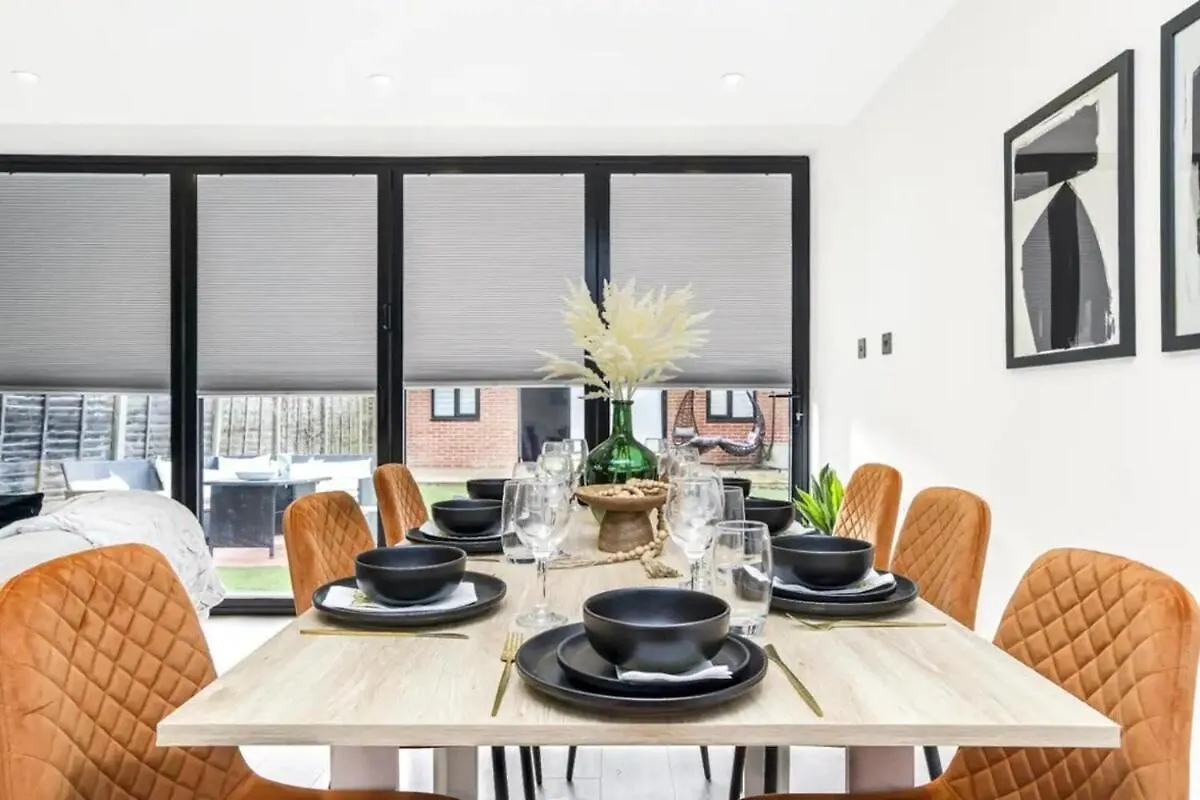 Appartamento Spacious 4-Bed App Near Heathrow, Sleeps 10 Cowley  Regno Unito