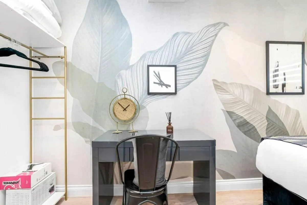 Spacious 4-Bed App Near Heathrow, Sleeps 10 Cowley  0*, Cowley (Greater London) Regno Unito