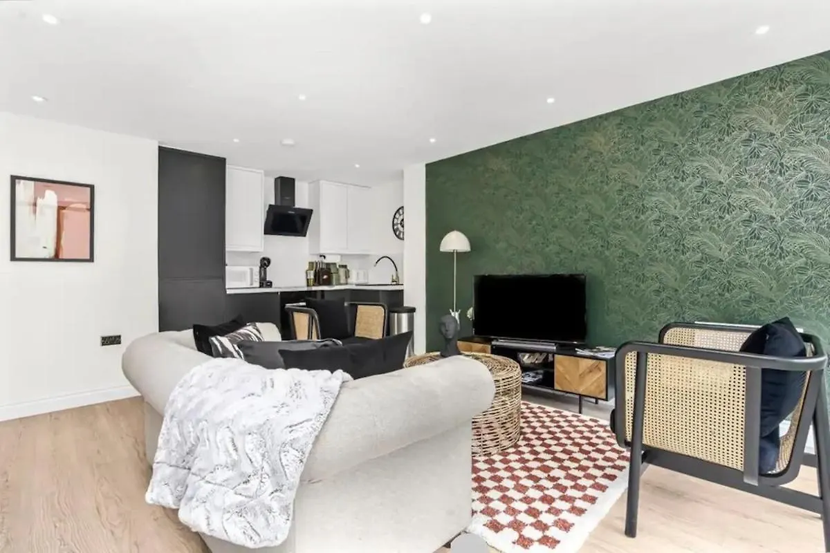 Spacious 4-Bed App Near Heathrow, Sleeps 10 Cowley  Cowley (Greater London)