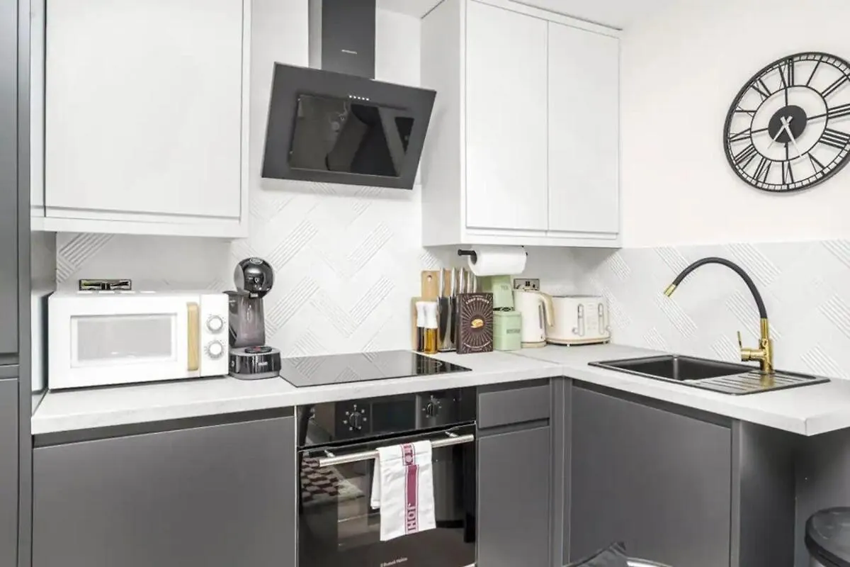 Spacious 4-Bed App Near Heathrow, Sleeps 10 Cowley  0*, Cowley (Greater London)
