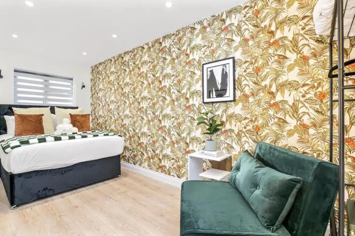 Spacious 4-Bed App Near Heathrow, Sleeps 10 Cowley  Cowley (Greater London)