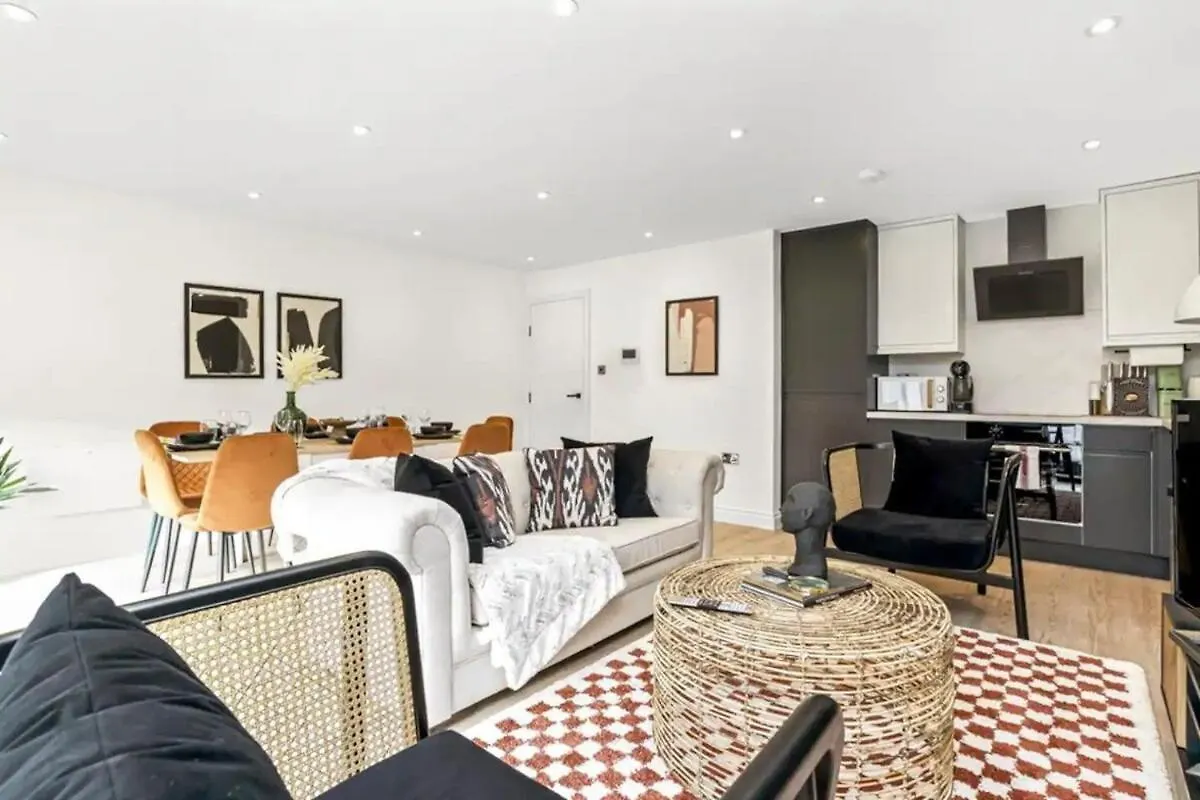 Spacious 4-Bed App Near Heathrow, Sleeps 10 Cowley  Appartamento